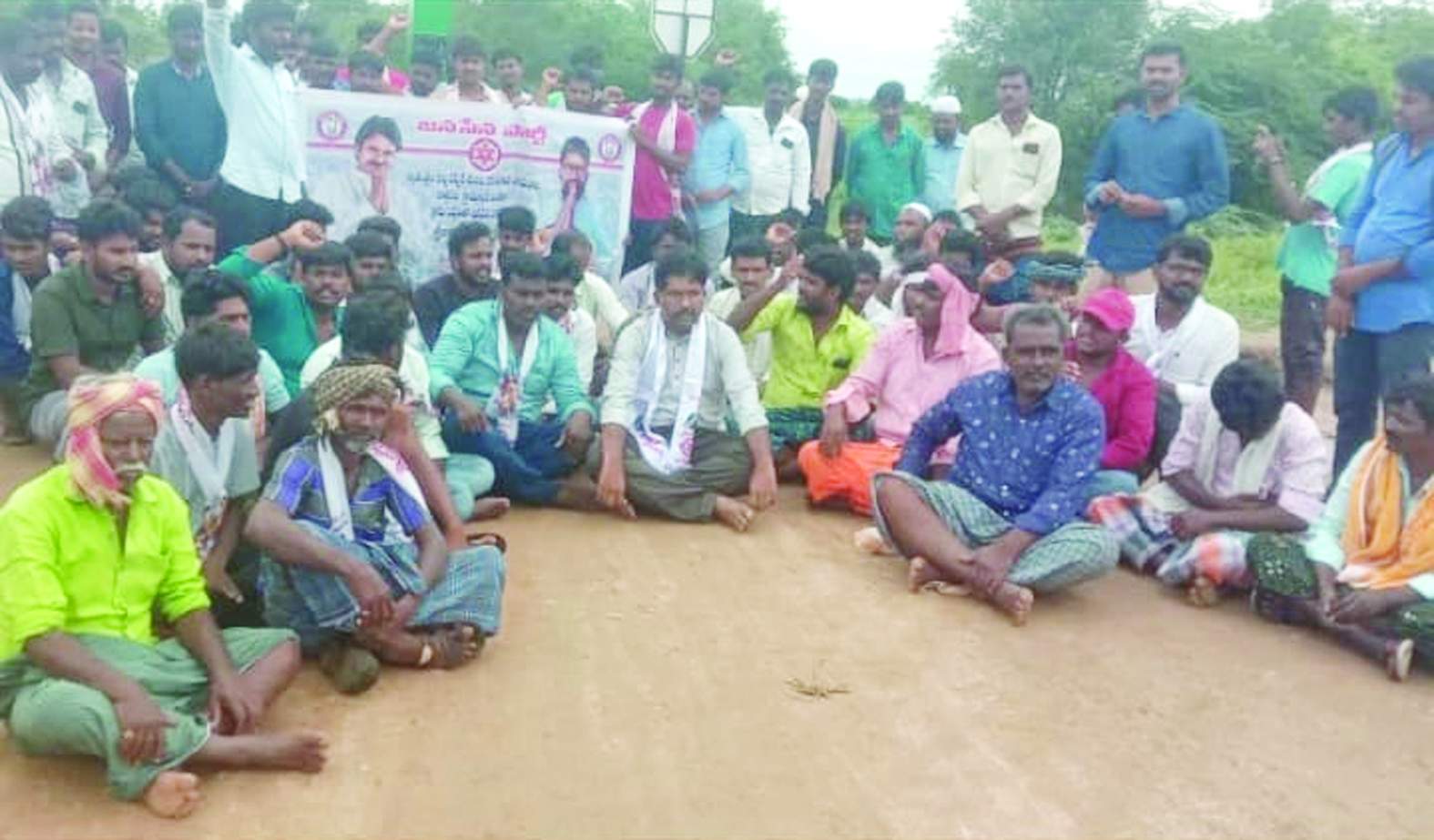 రోడ్డుపై బైఠాయించిన జనసేన ఇన్‌ఛార్జీ వెంకప్ప, గ్రామస్తులు