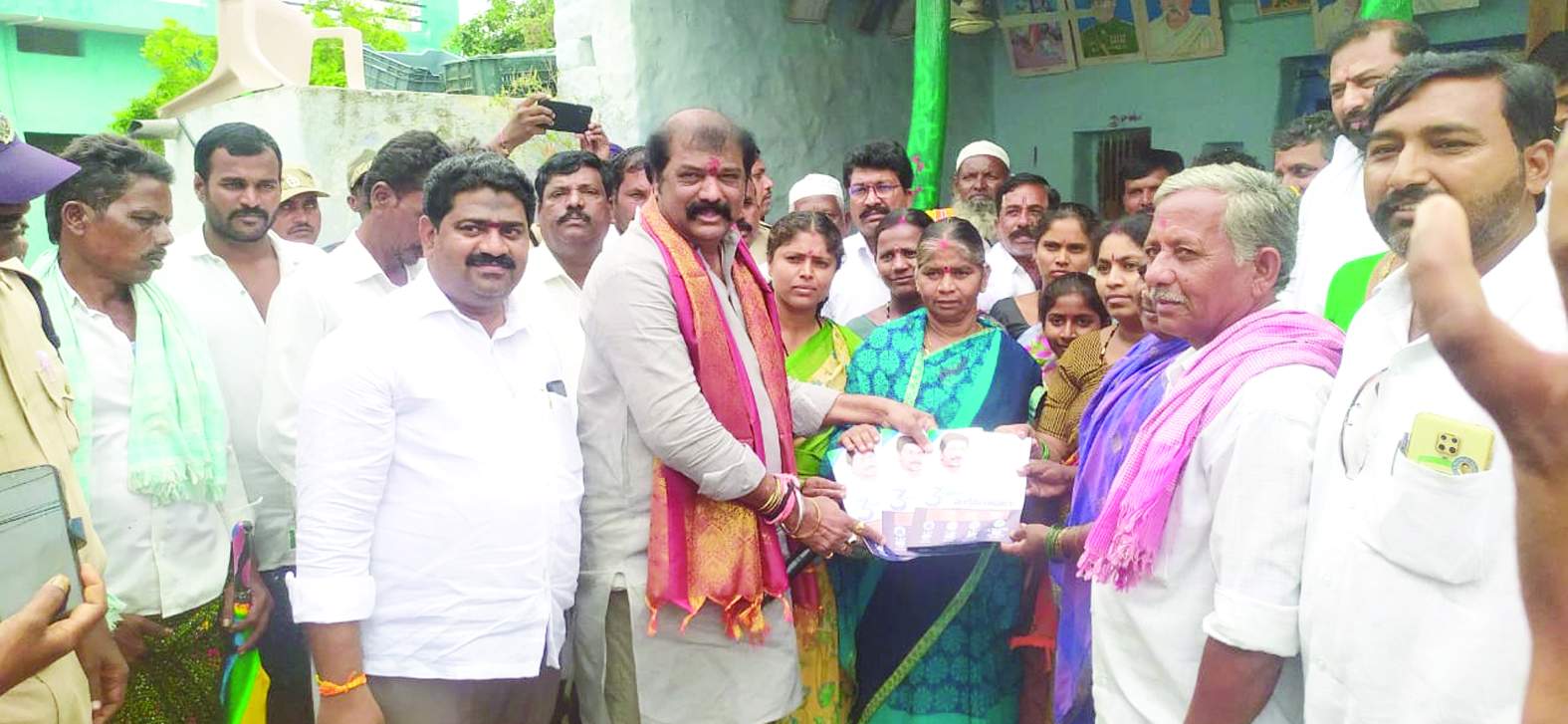 గ్రామస్తులతో మాట్లాడుతున్న మంత్రి గుమ్మనూరు 