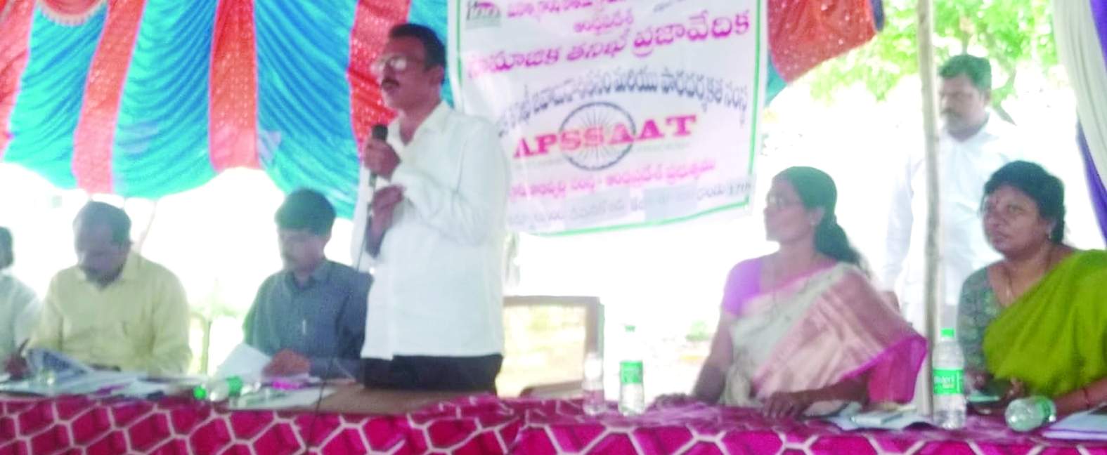 బహిరంగ చర్చ వేదికలో మాట్లాడుతున్న పీడీ