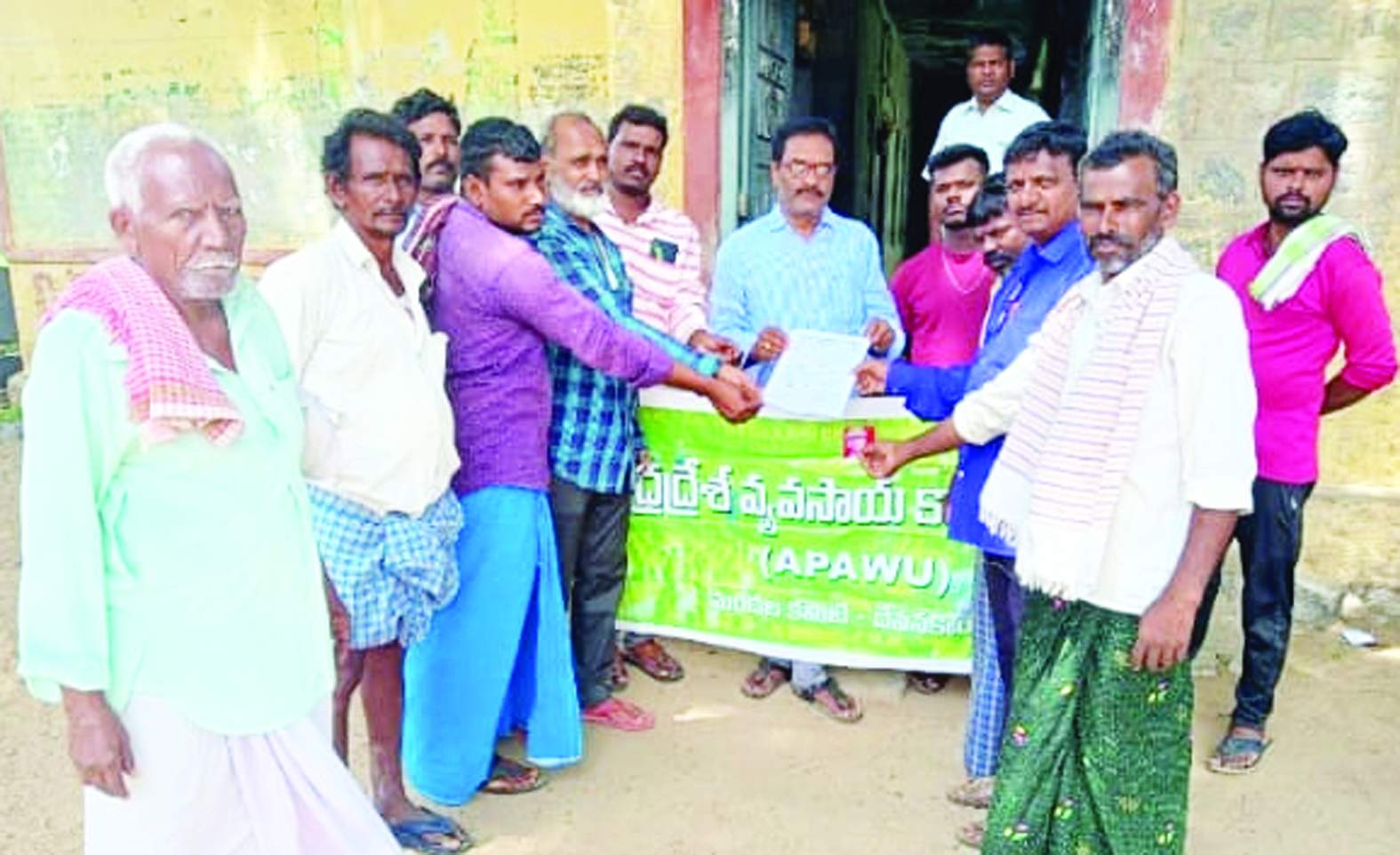 రెవెన్యూ అధికారులకు వినతిపత్రం అందిస్తున్న నాయకులు