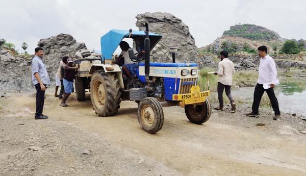 అక్రమ క్వారీలపై విజిలెన్స్‌ దాడులు