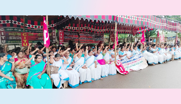 Asha-workers-dharna-in-Eluru
