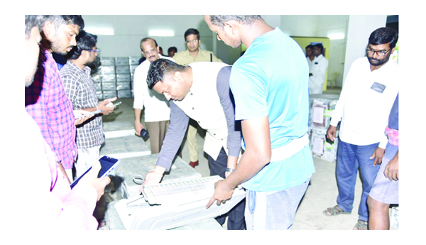 జిల్లా కేంద్రానికి చేరుకున్న ఇవిఎంలు