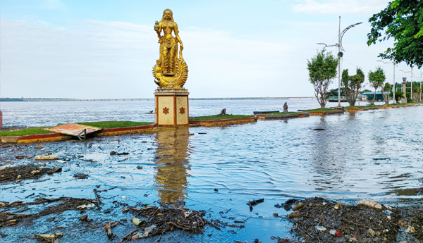 flood-water-at-gowthami-godavari