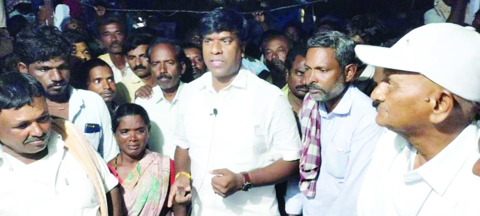 బాలిక కుటుంబ సభ్యులతో మాజీ ఎమ్మెల్యే బీవీ