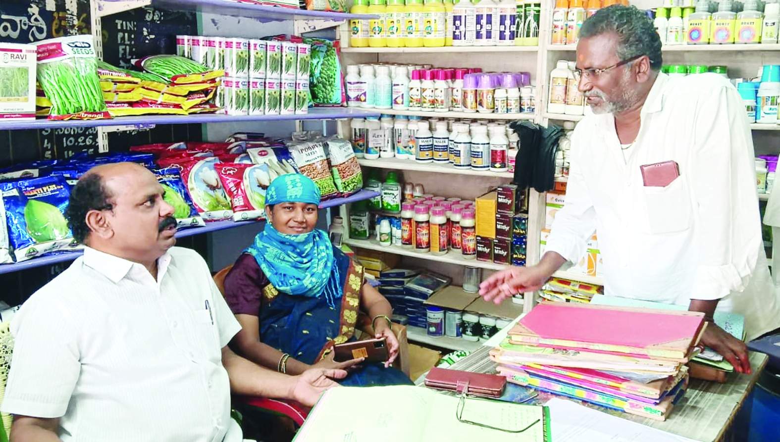 వితన షాపులను తనిఖీ చేస్తున్న అధికారులు