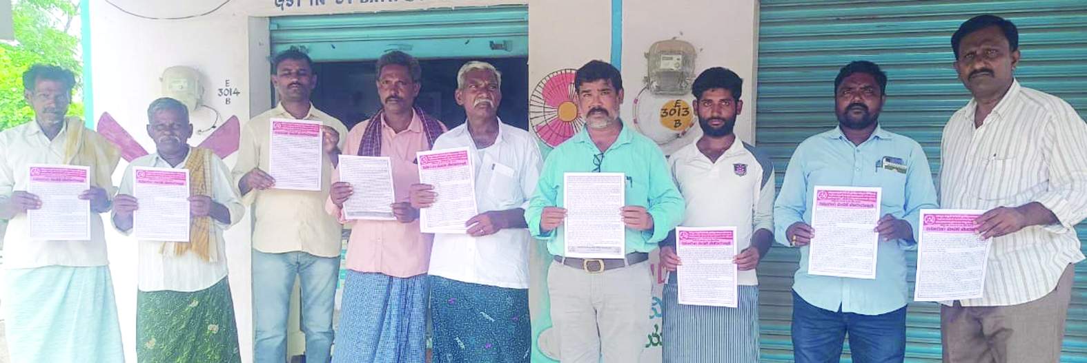 గోనెగండ్లలో కరపత్రాలు విడుదల చేస్తున్న నాయకులు