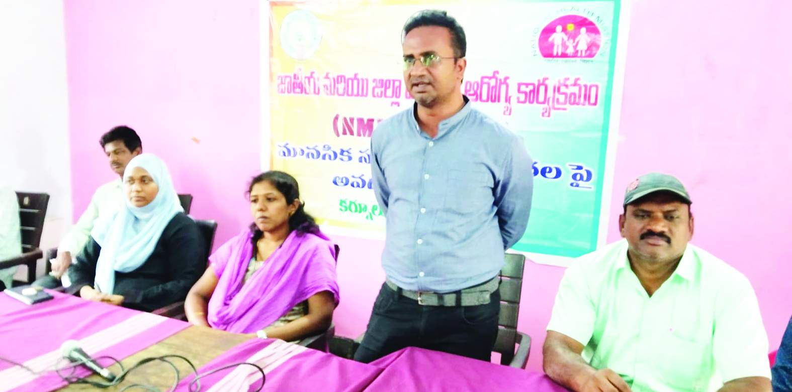 మాట్లాడుతున్న చైతన్య కుమార్‌