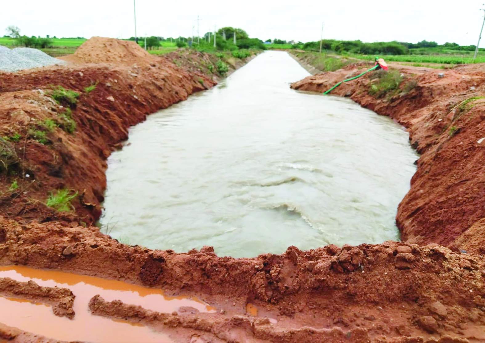 ఎడమ కాలువలో పారుతున్న నీరు