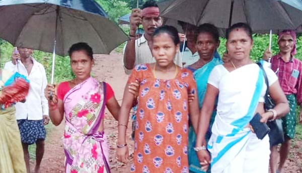 పురిటినొప్పులతో కిలోమీటరు నడక