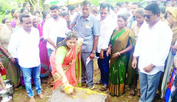 బిటి రోడ్డు పనులకు శంకుస్థాపన