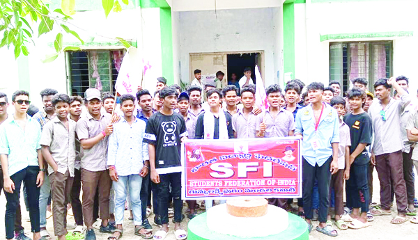 తక్షణమే పాఠ్యపుస్తకాలివ్వాలి