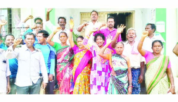  విఎస్‌ఎస్‌ భూమి అప్పగించాలని గిరిజనుల ధర్నా