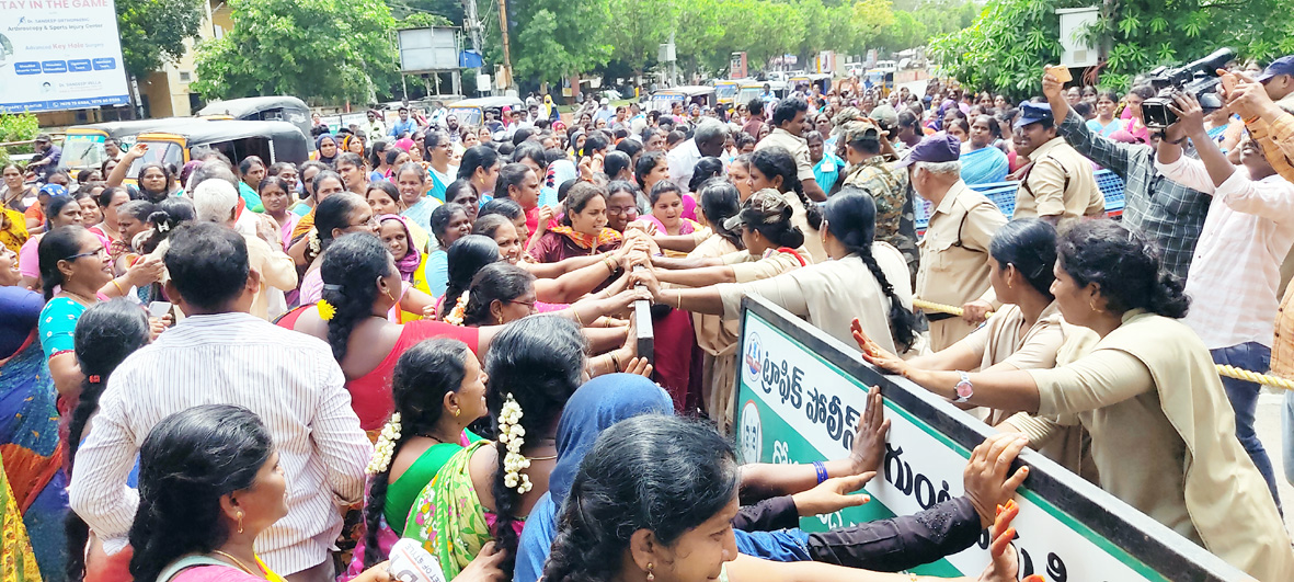 దద్దరిల్లిన కలెక్టరేట్‌