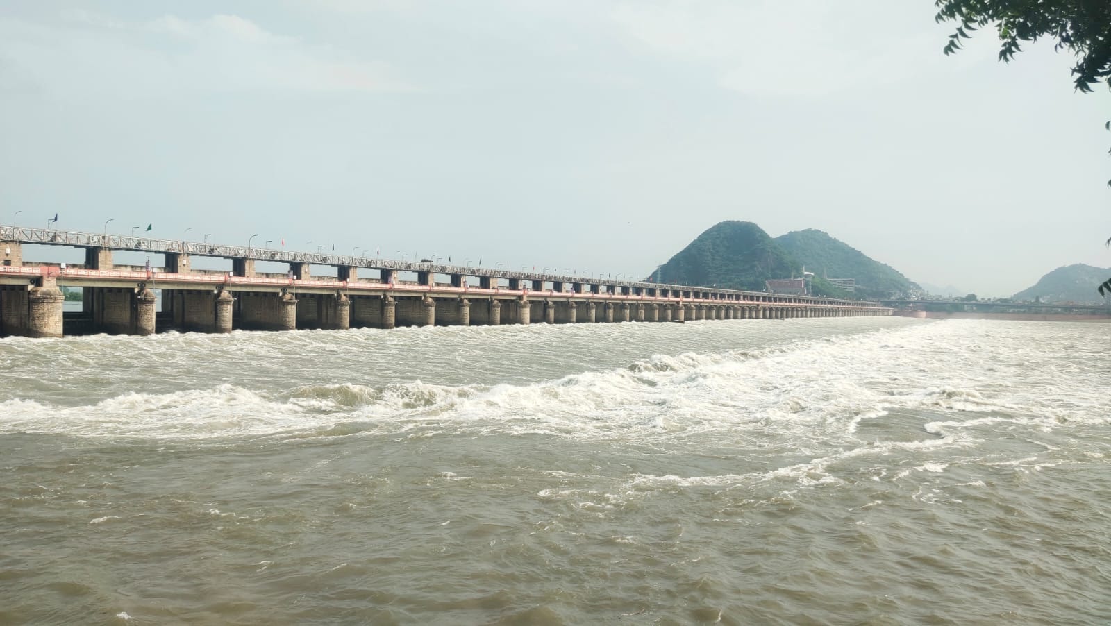 తగ్గుతున్న సాగర్‌.. నిలకడగా ప్రకాశం..