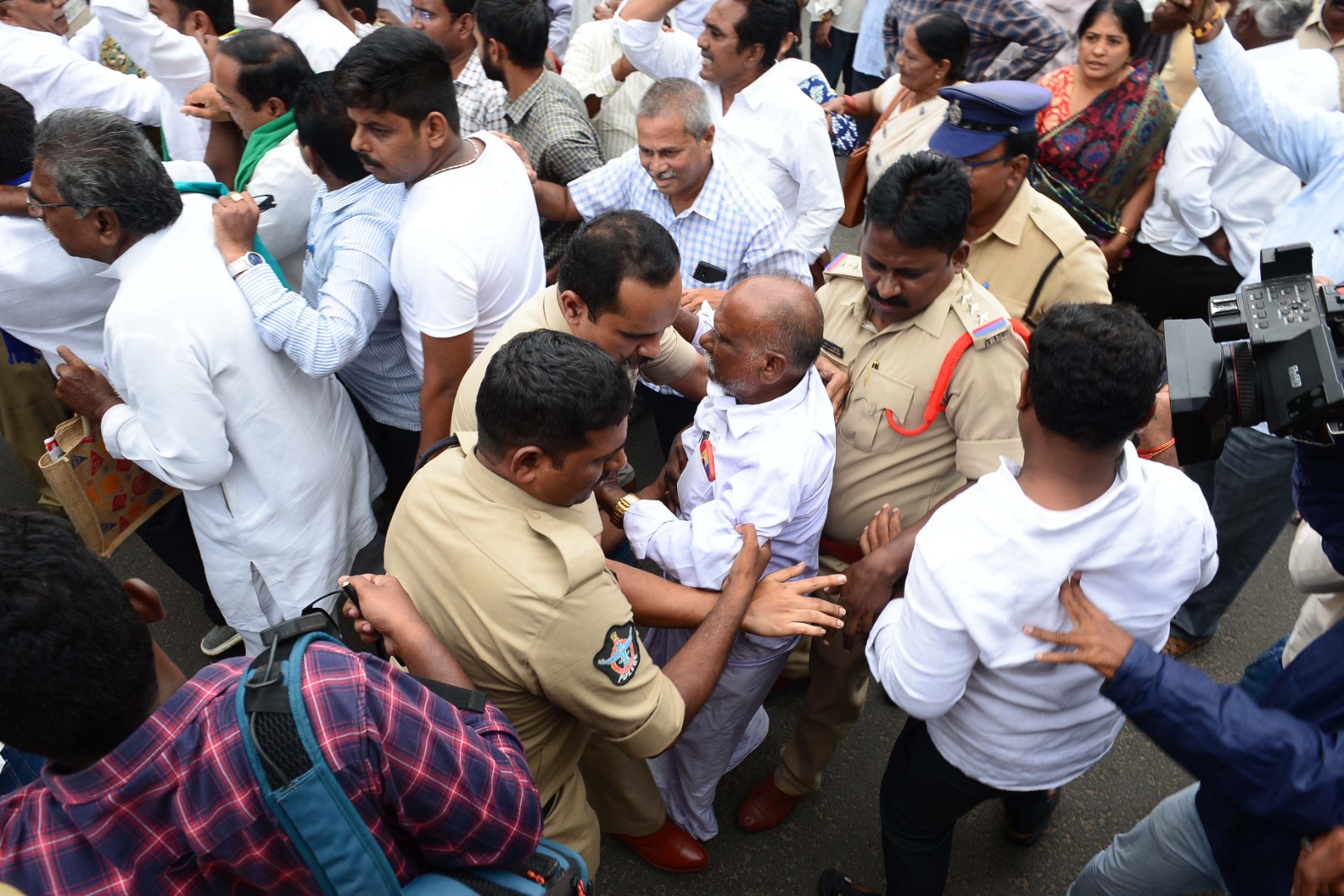 రైతు ఉద్యమంపై ఉక్కుపాదం