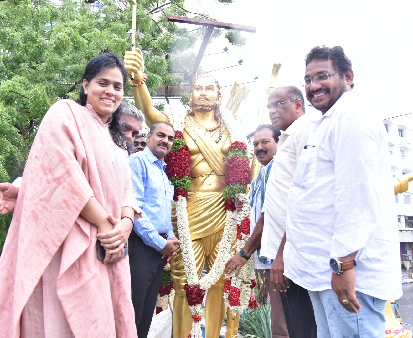 మన్యం వీరుడు అల్లూరికి ఘన నివాళి