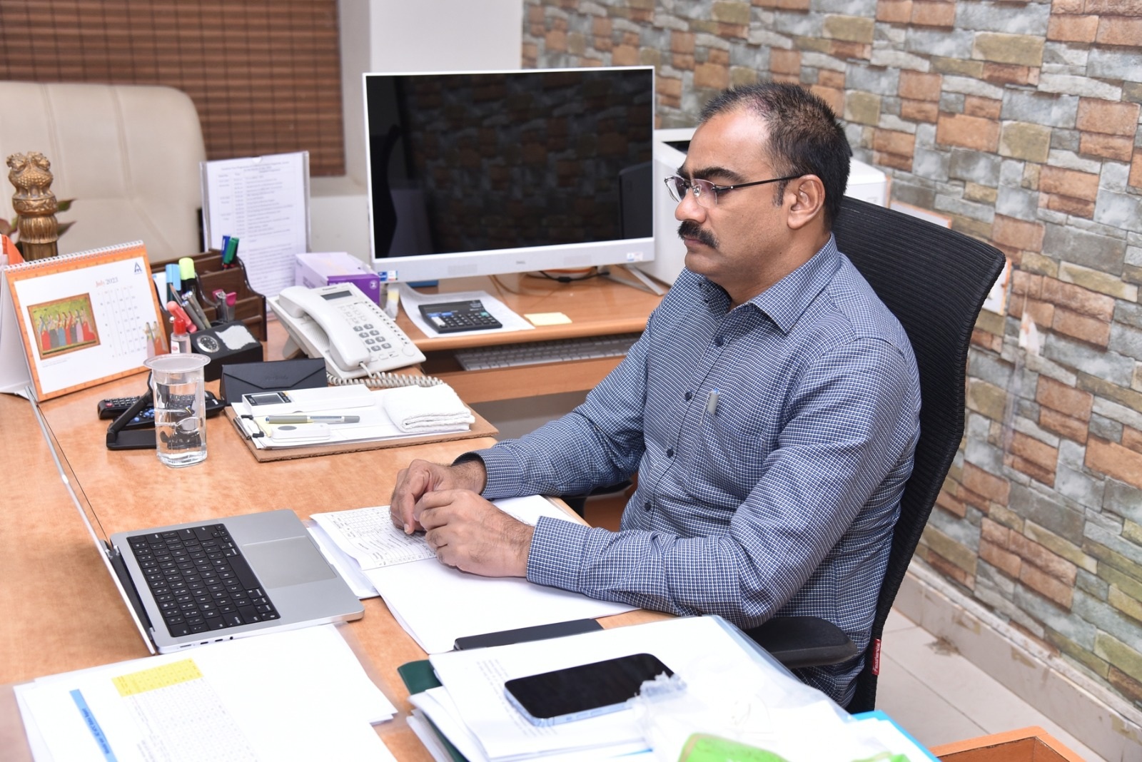 ప్రతి ఇంటికీ వెళ్లి దరఖాస్తులు తీసుకోవాలి