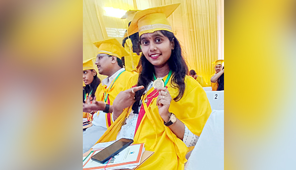 గోల్డ్‌మెడల్‌ చూపుతున్న గౌతమి