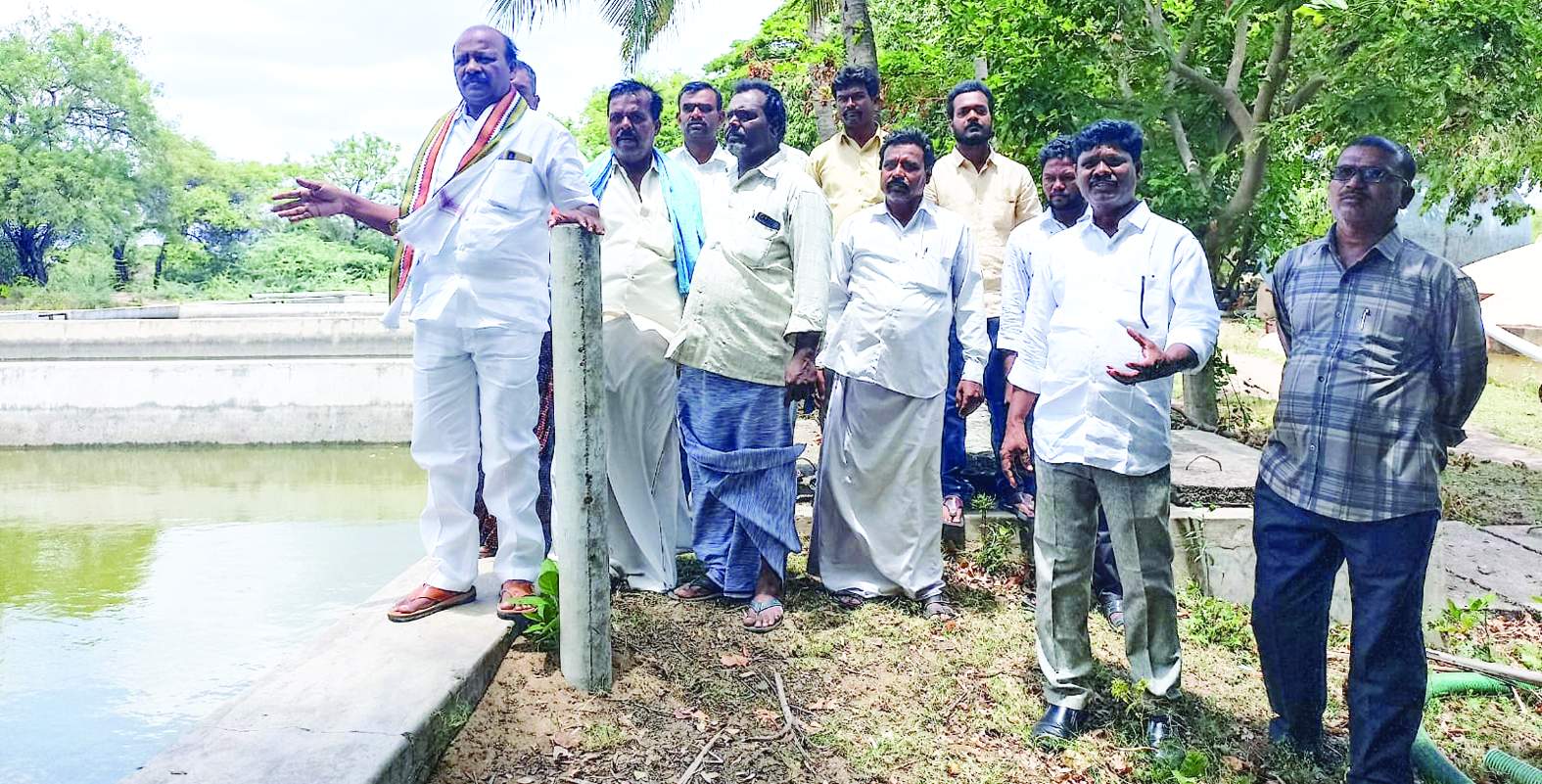 బెడ్లను పరిశీలిస్తున్న లక్ష్మీనారాయణ