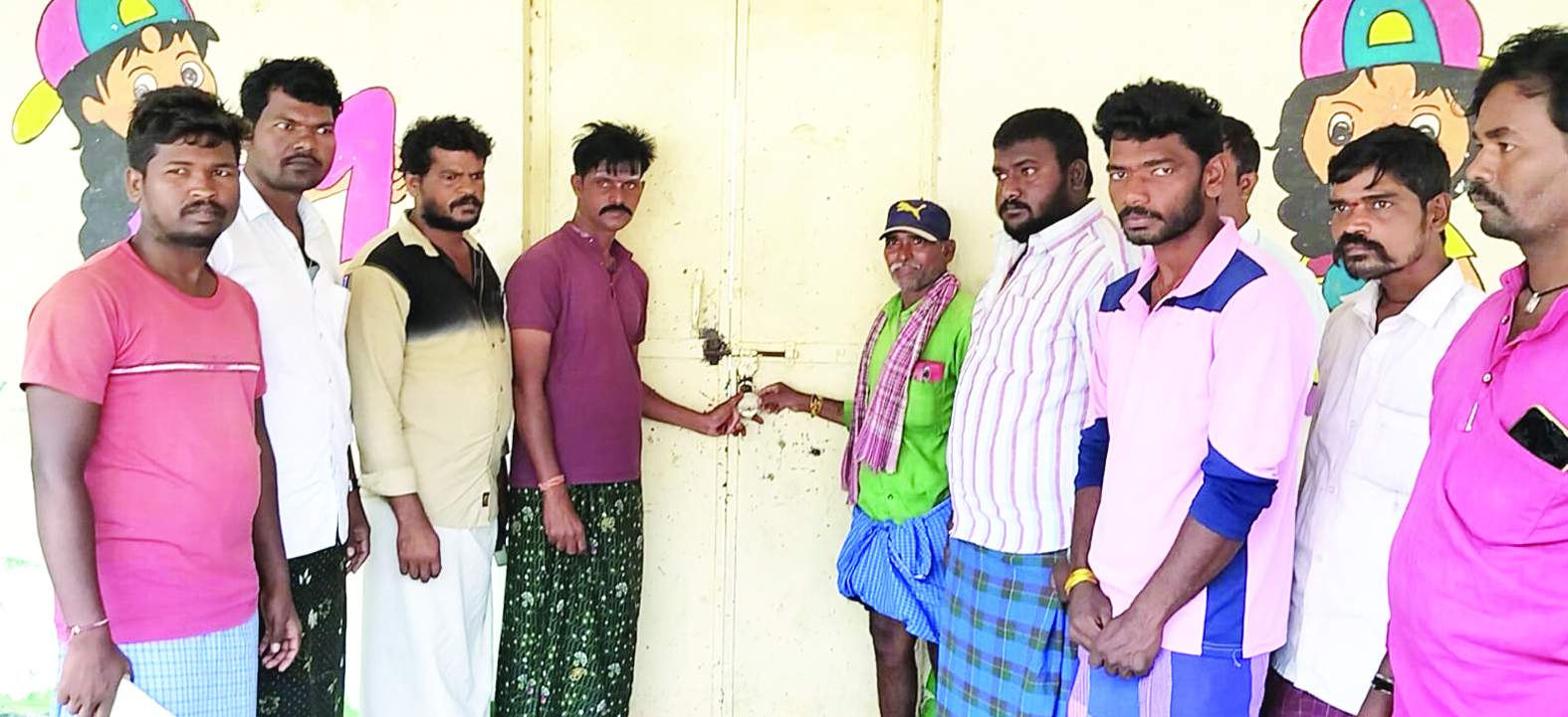 పాఠశాలకు తాళం వేస్తున్న విద్యార్థుల తల్లదండ్రులు