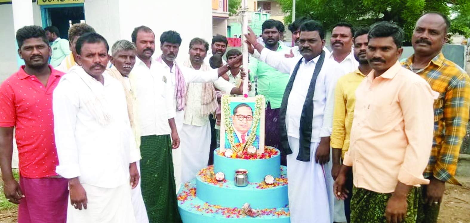 హోళగుందలో వేడుకలు నిర్వహిస్తున్న నాయకులు