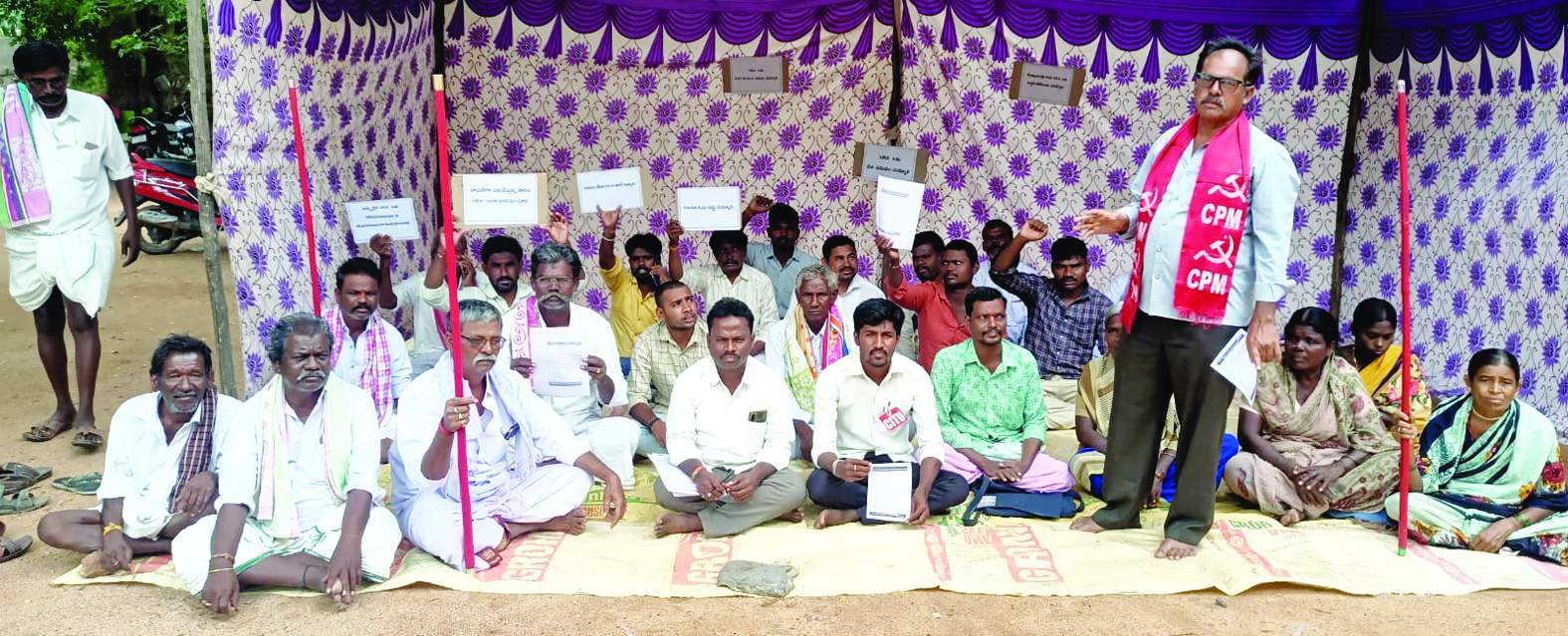 హోళగుందలో మాట్లాడుతున్న నాయకులు