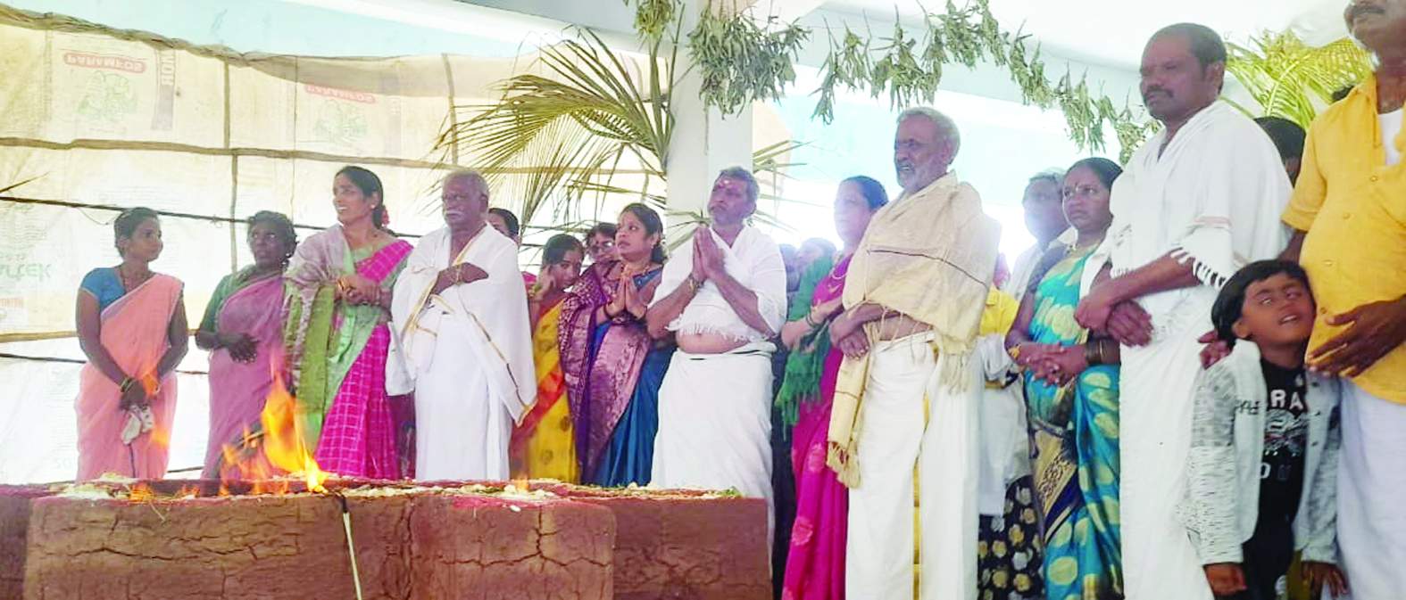 హోమం నిర్వహిస్తున్న నాయకులు