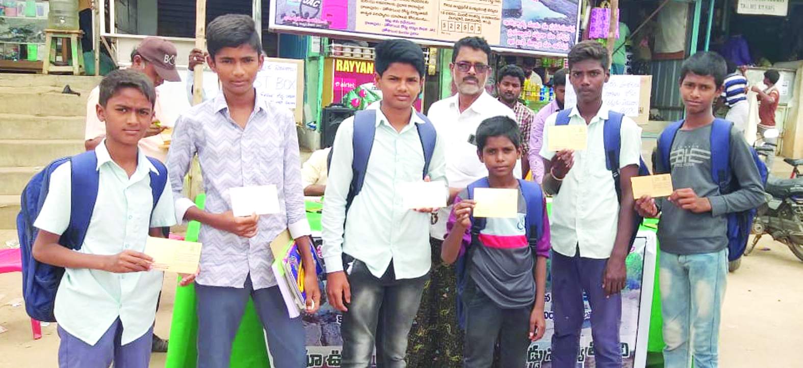 పోస్టుకార్డులతో వినతి పంపుతున్న నాయకులు