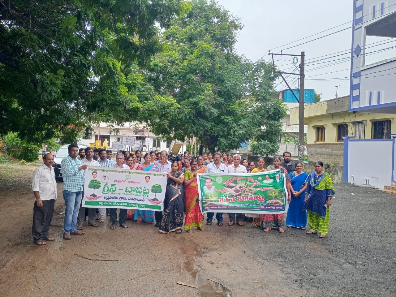 మొక్కలు నాటడంపై అవగాహన కల్పిస్తూ ర్యాలీ చేస్తున్న మహిళా సంఘాలు