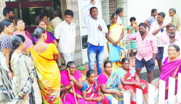 డిపాజిట్‌ సొమ్ము తిరిగి చెల్లించాలని ధర్నా