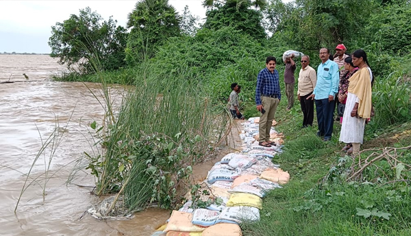 Godavari-flood-into-Lanka-village