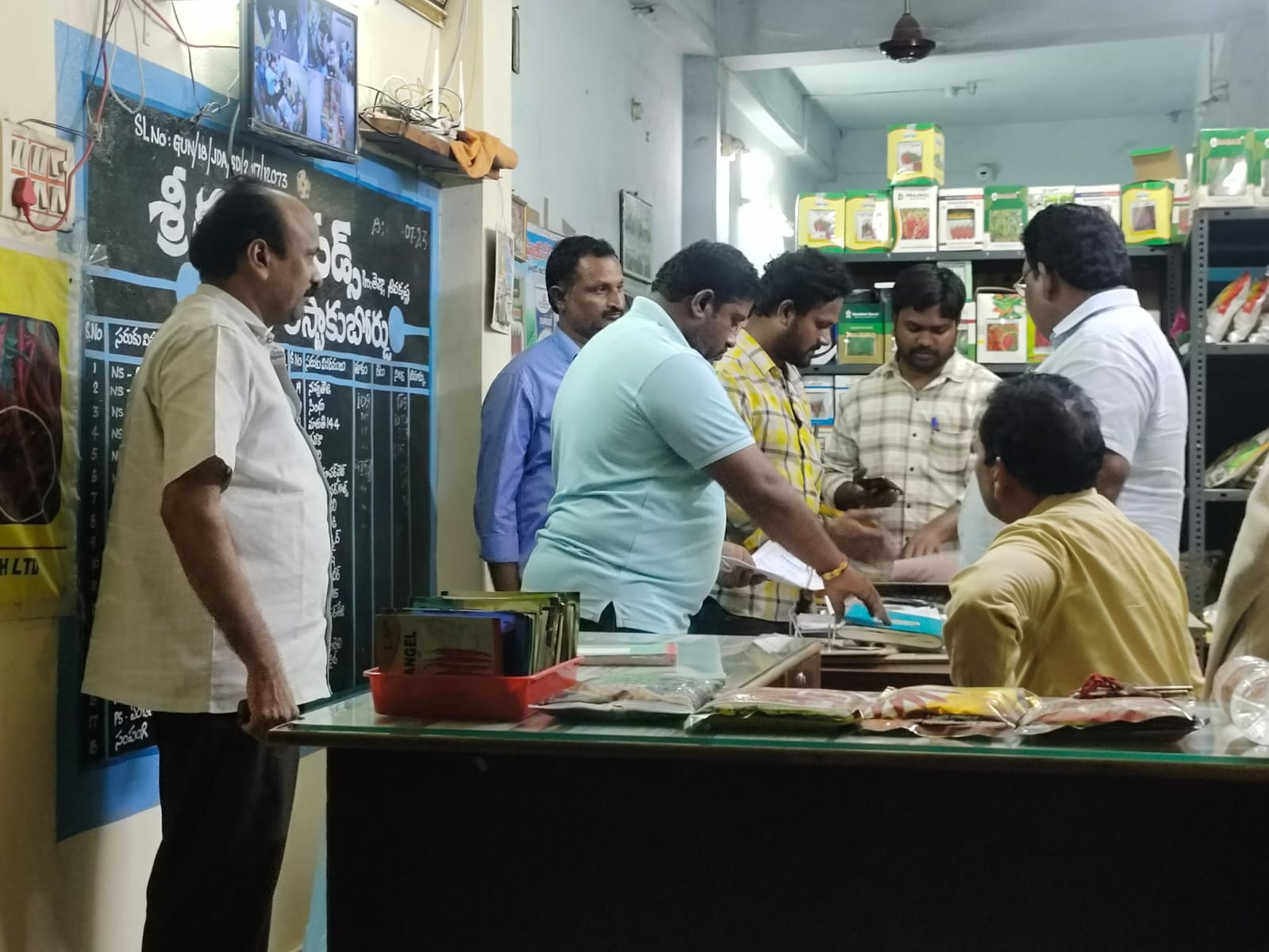 కారెంపూడిలో నకిలీ విత్తనాలు