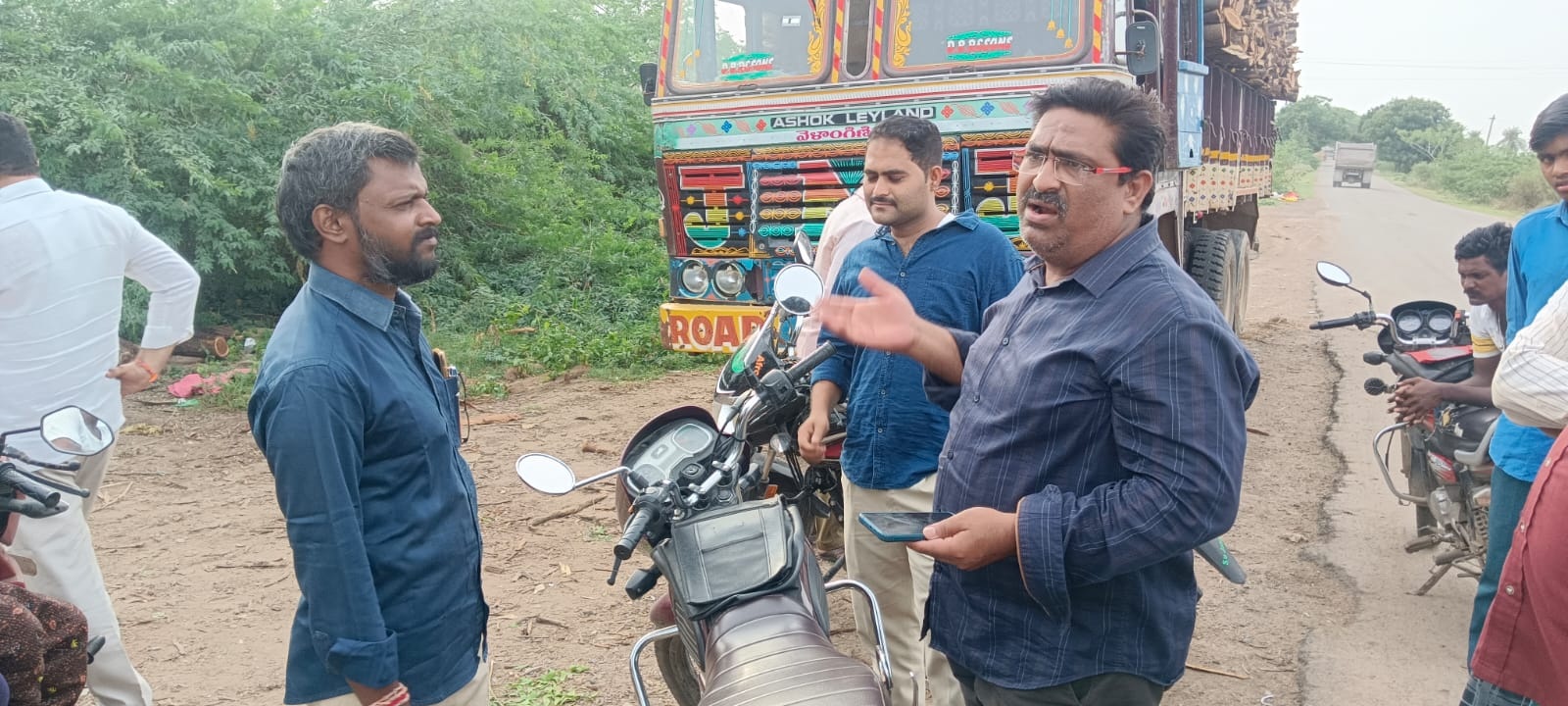 అడవిని మేస్తున్న కంచె