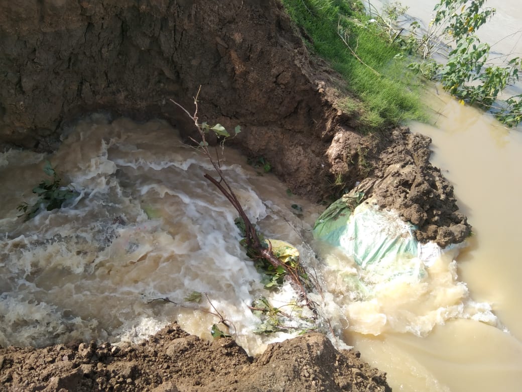 చెరువుకు పడిన గండి