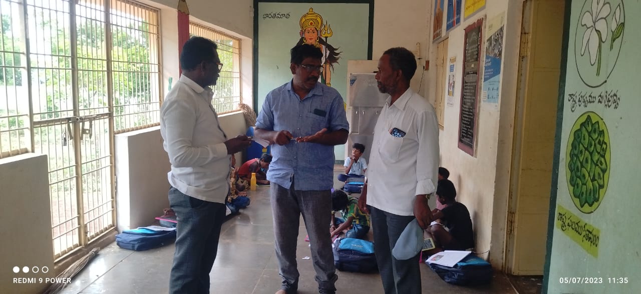 ఉపాధ్యాయులతో మాట్లాడుతున్న సిపిఎం నాయకులు స్వాములు