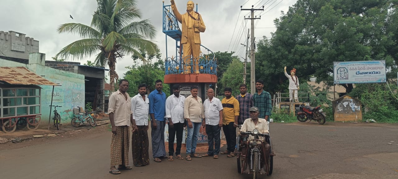 అంబేద్కర్‌ విగ్రహం వద్ద మాట్లాడుతున్న నాయకులు