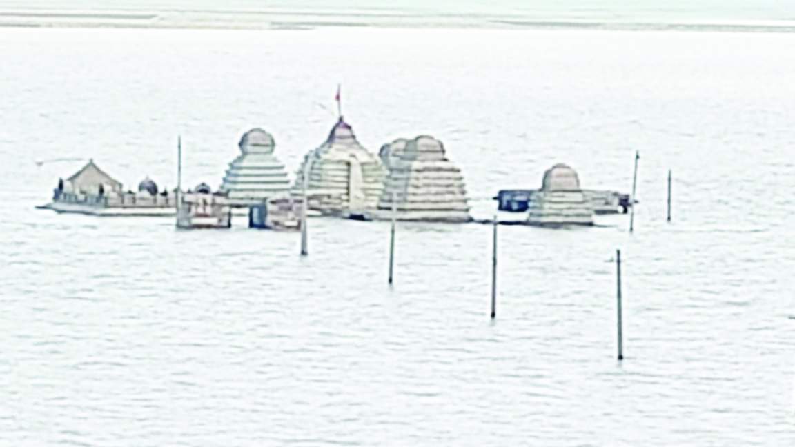 నీటిలో మునిగిన ఆలయం
