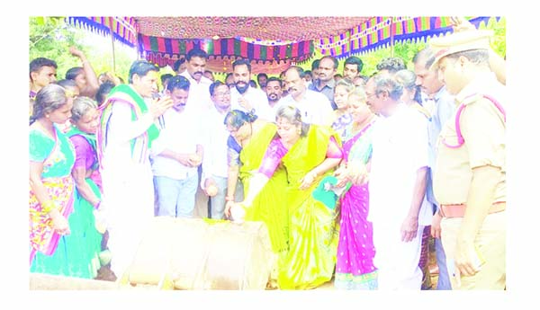 బిటి రోడ్డు పనులకు శంకుస్థాపన