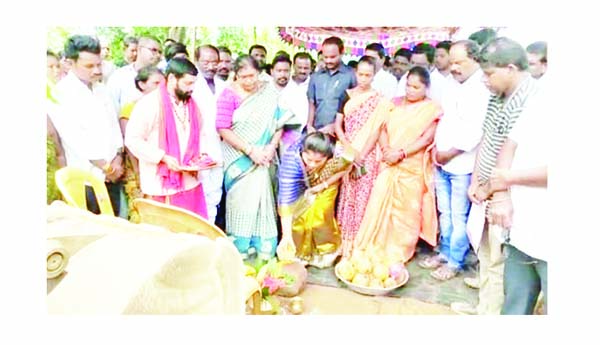 బిటి రోడ్ల నిర్మాణ పనులకు శంకుస్థాపన