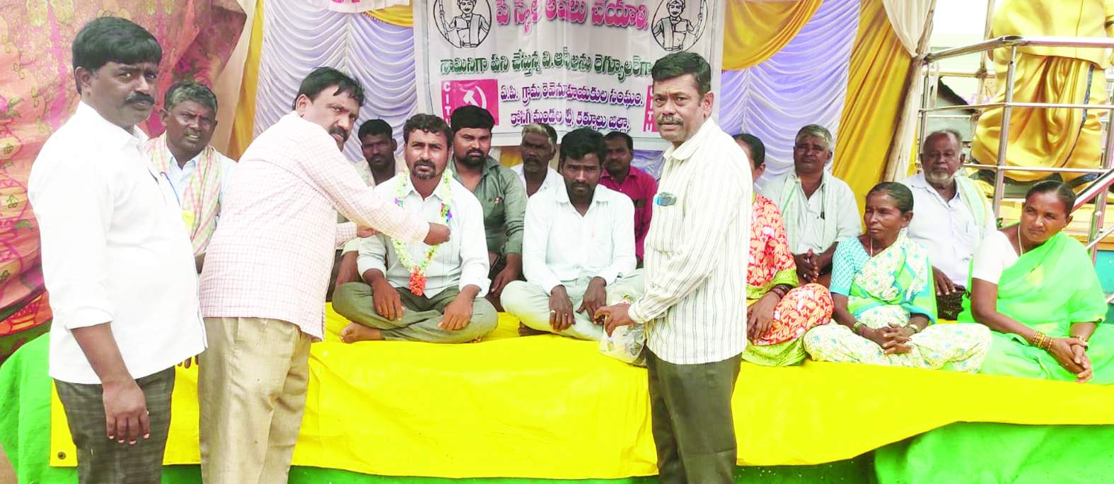 కోసిగిలో దీక్షలను ప్రారంభిస్తున్న విజరుకుమార్‌