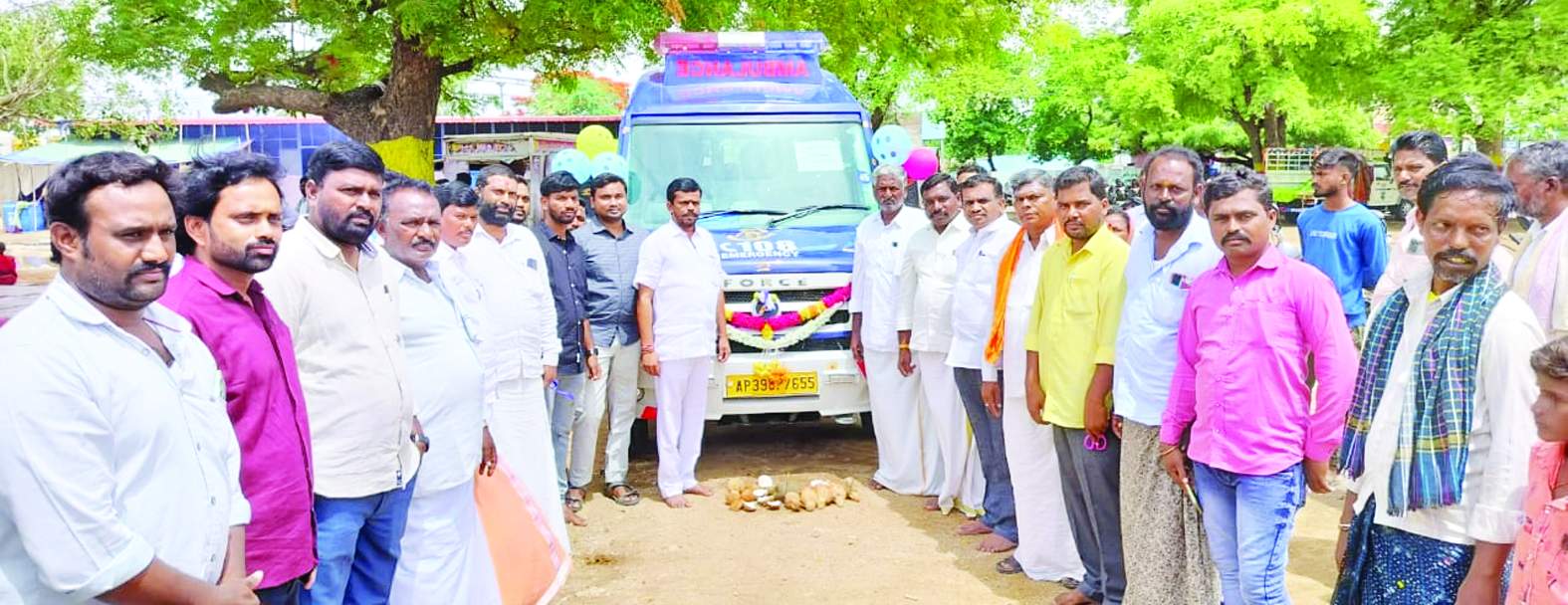 108 నూతన అంబులెన్స్‌ను ప్రారంభిస్తున్న వైసిపి మండల ఇన్‌ఛార్జీ మురళీమోహన్‌ రెడ్డి
