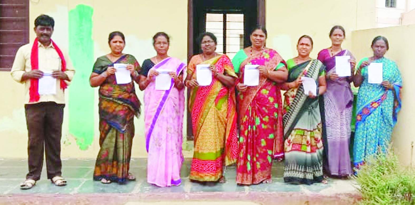 ధర్నా కరపత్రాలను విడుదల చేస్తున్న నాయకులు