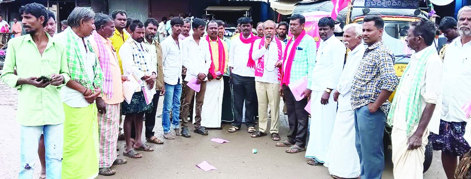 ఆటో జాతానుద్దేశించి మాట్లాడుతున్న వెంకటేశులు