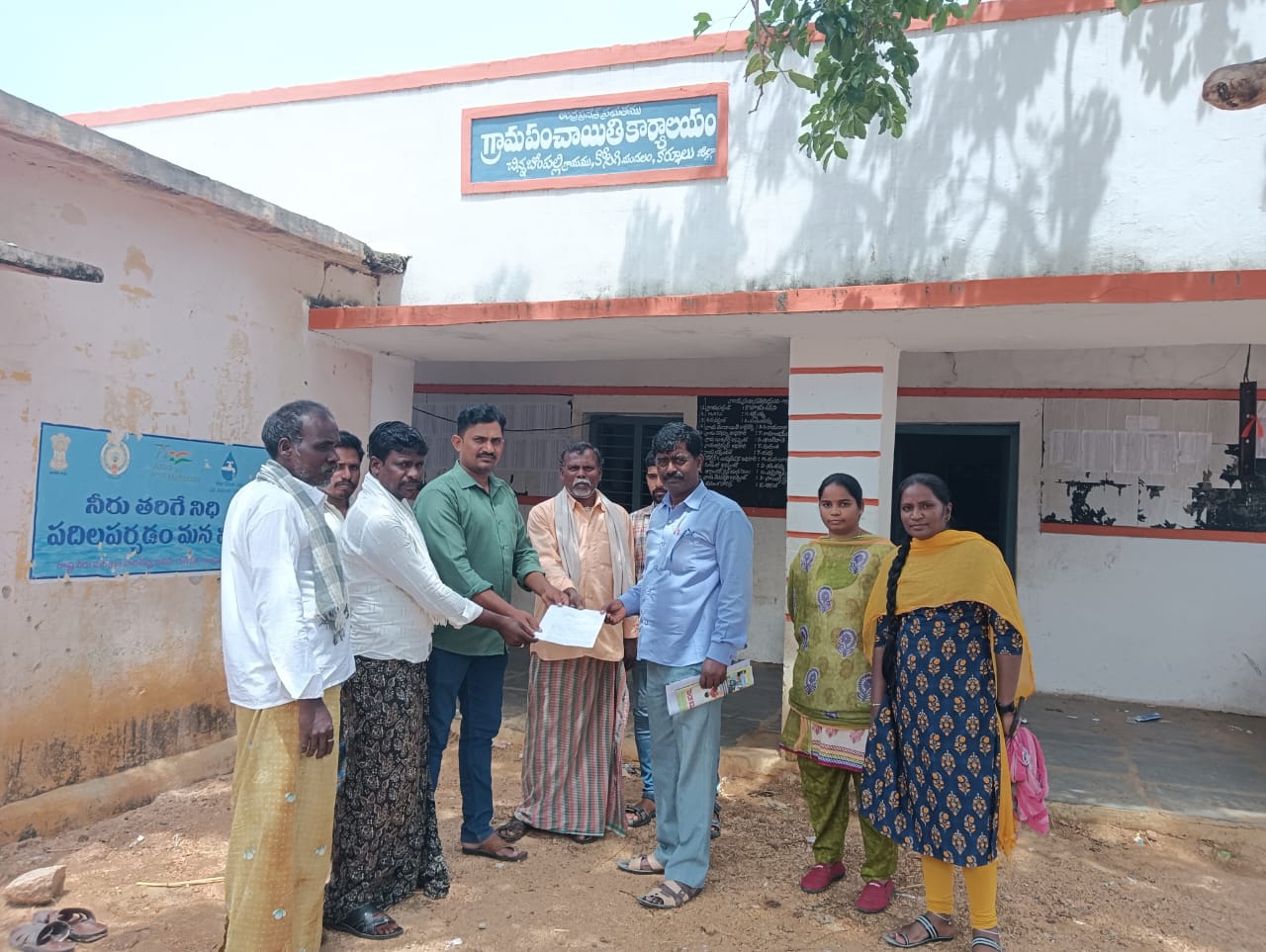 వినతి పత్రం అందజేస్తున్న సిపిఎం నాయకులు