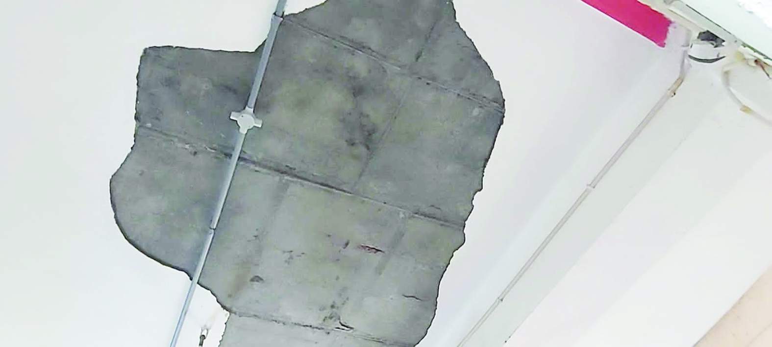 పెచ్చులూడిన పాఠశాల పై కప్పు​​​​​​​