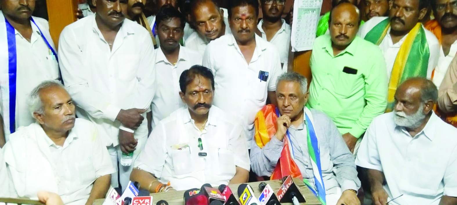 సమావేశంలో మాట్లాడతున్న ఎమ్మెల్యే బాలనాగిరెడ్డి