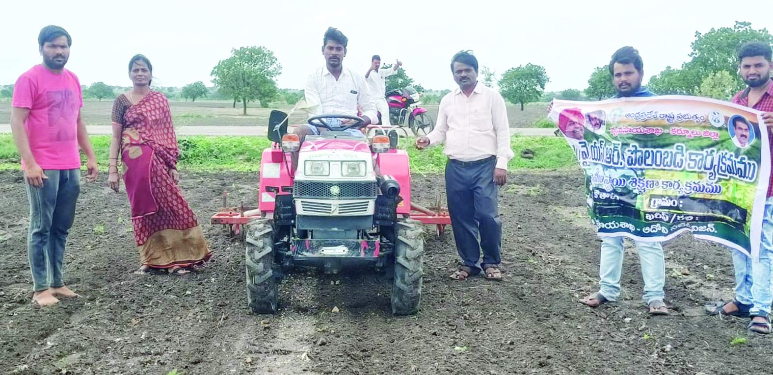 పొలంబడి నిర్వహిస్తున్న ఎఒ శేషాద్రి