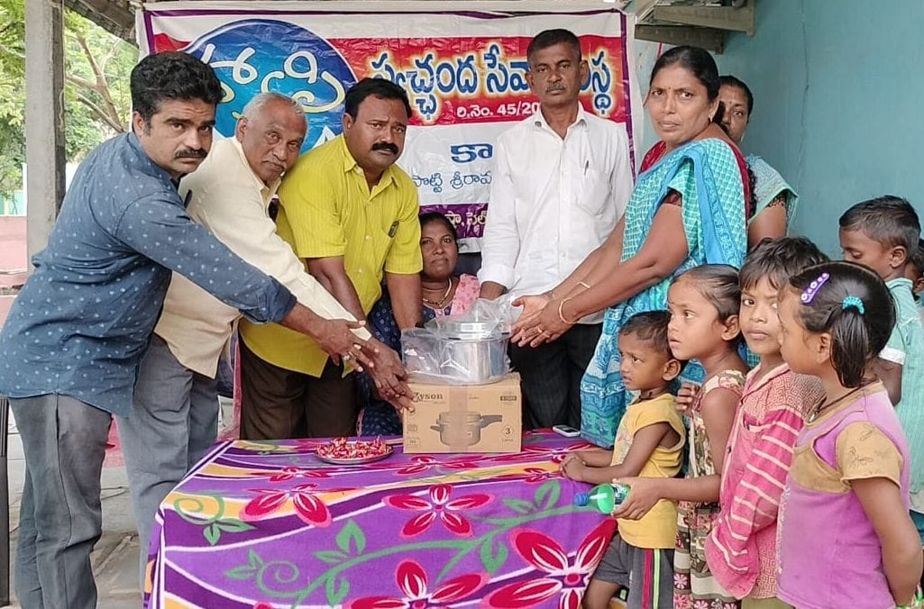 అంగన్‌వాడీ కేంద్రానికి కుక్కర్‌ బహూకరణ