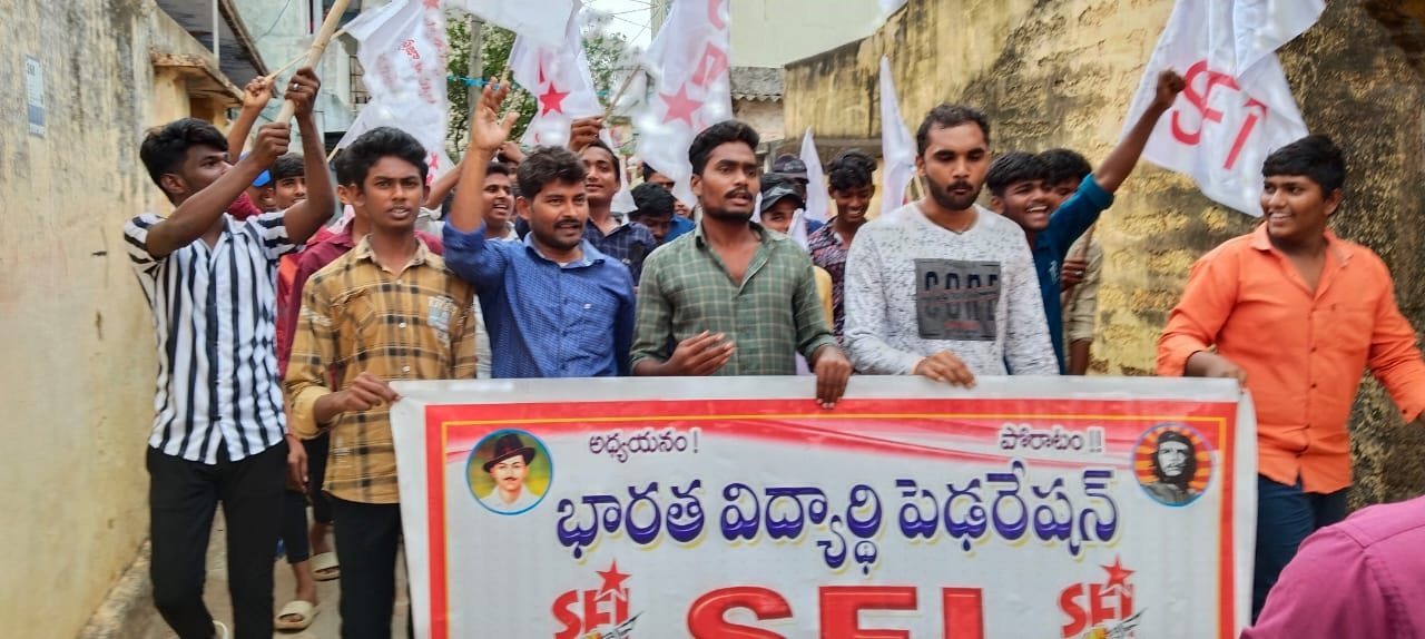 ఇంటర్‌ విద్యార్థులకు పుస్తకాలు అందించాలి